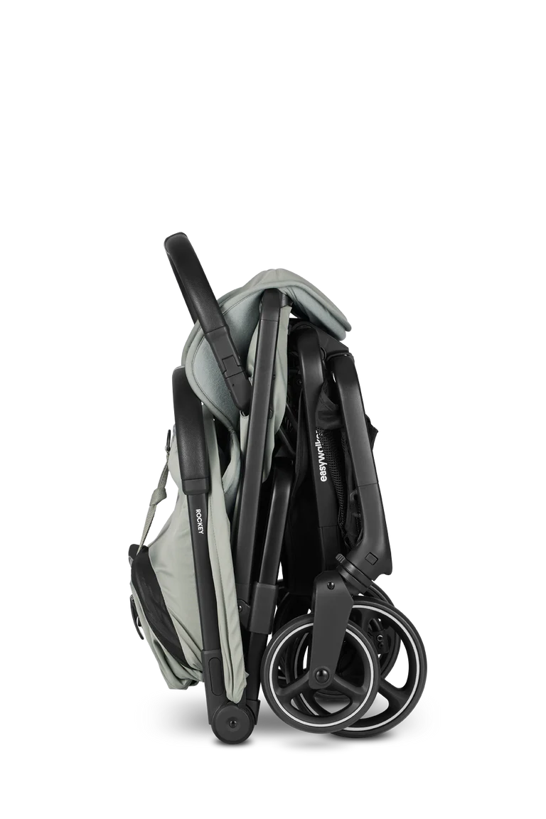 Carrinho de passeio Easywalker Rockey M verde-cinzento, dobrado de forma compacta, ideal para transporte.