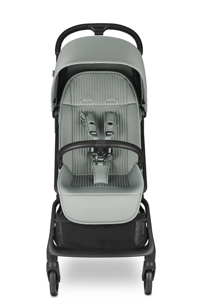 Carrinho de passeio Easywalker Rockey M verde-cinzento, vista frontal, com assento confortável e barra de apoio.