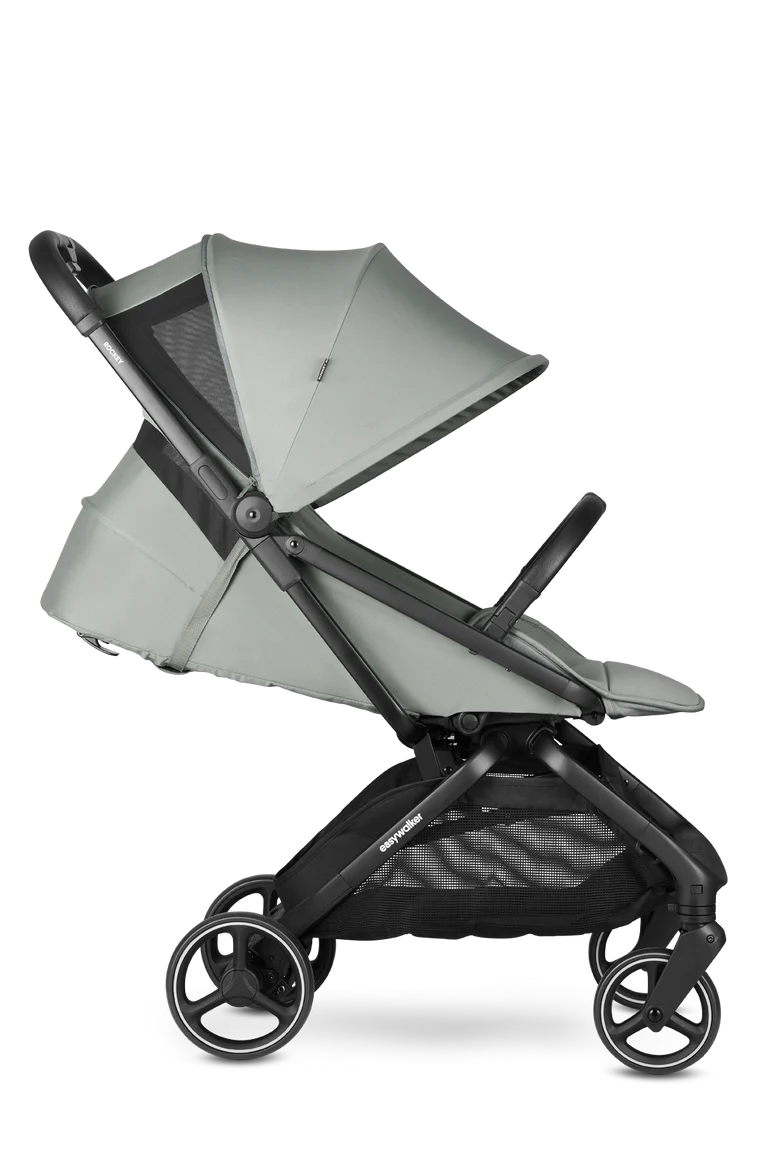 Carrinho Easywalker Rockey M verde-cinzento, vista lateral, com assento reclinado e capota estendida.