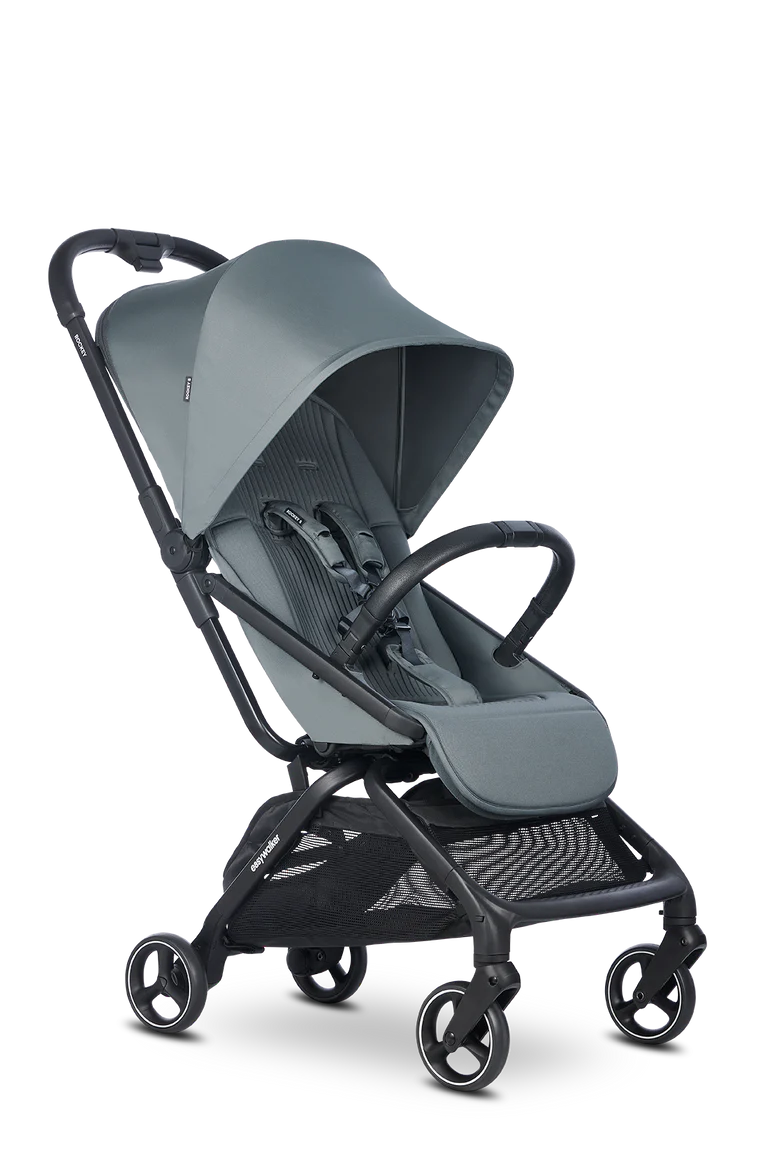 Carrinho de passeio Easywalker Rockey S cinzento, aberto, com capota estendida. Ideal para viagens e uso diário.