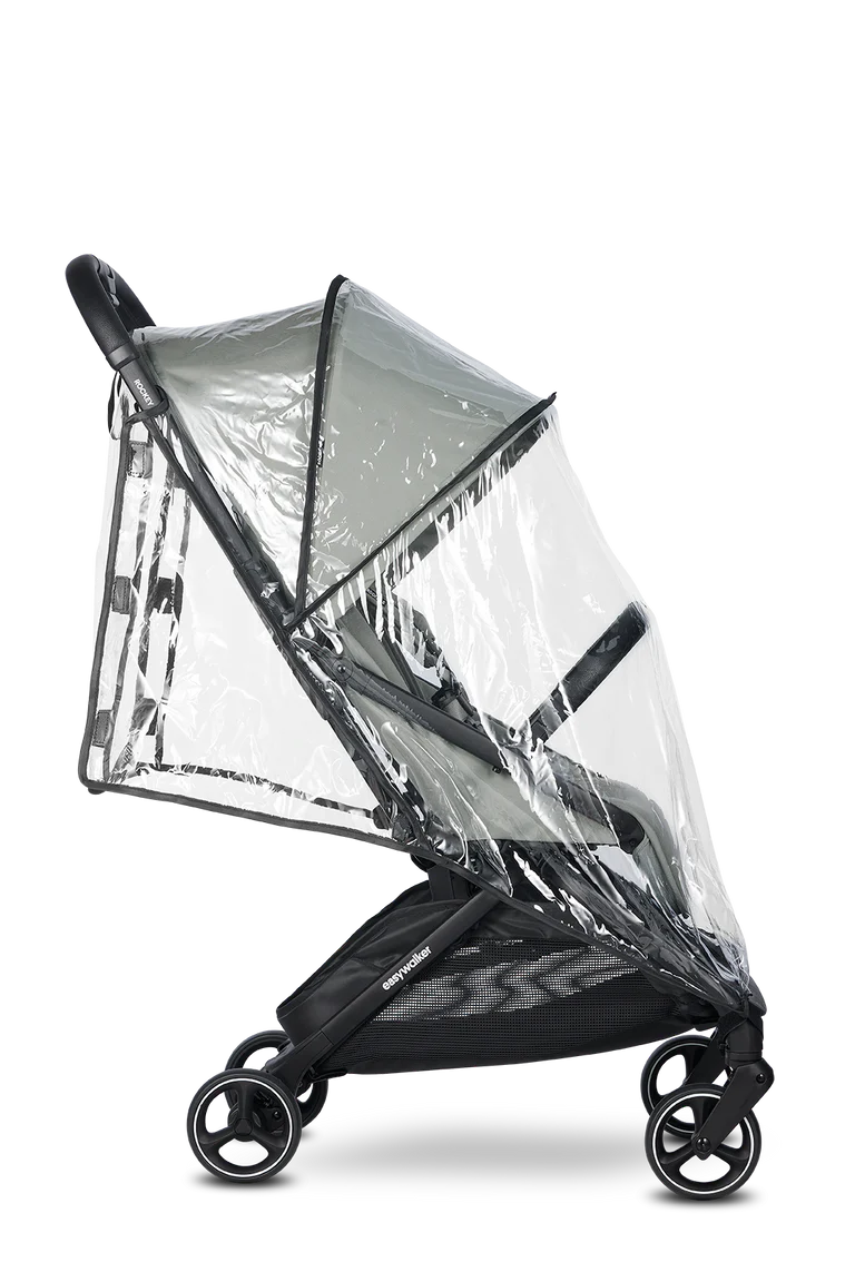 Carrinho Easywalker Rockey S cinzento com capa de chuva transparente instalada, protegendo contra intempéries.