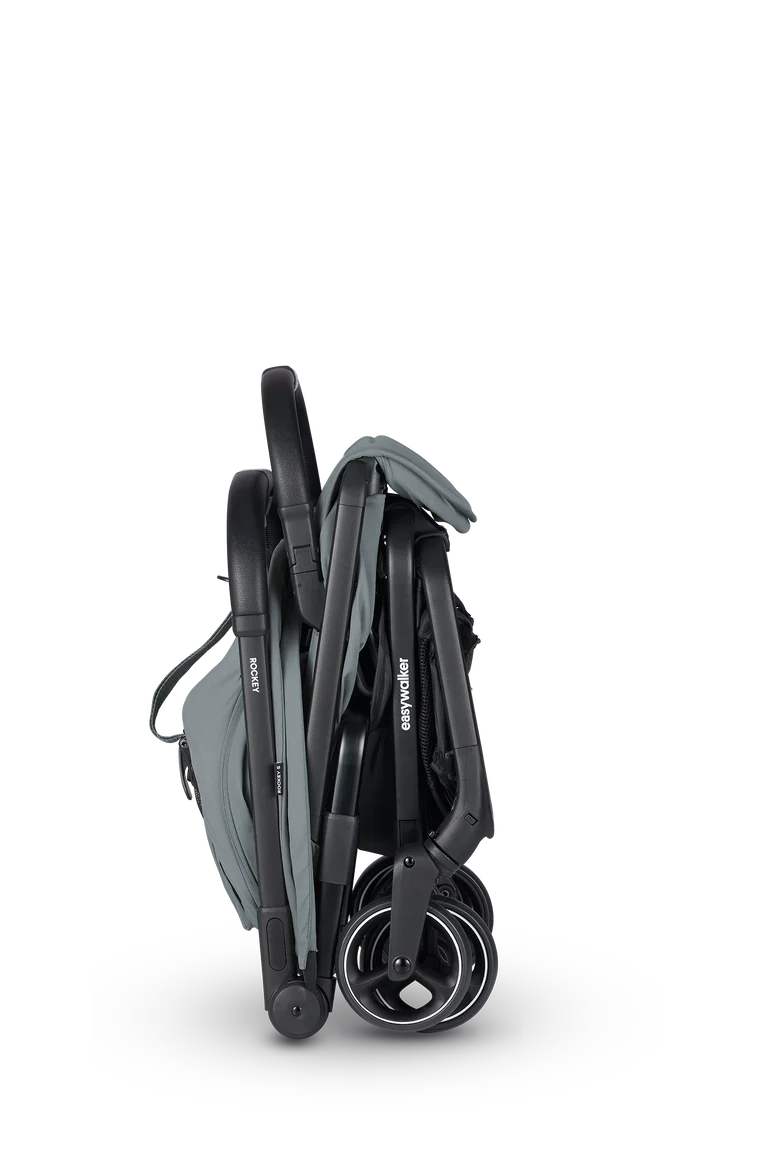 Carrinho de passeio Easywalker Rockey S cinzento, dobrado de forma ultracompacta, pronto para viajar.