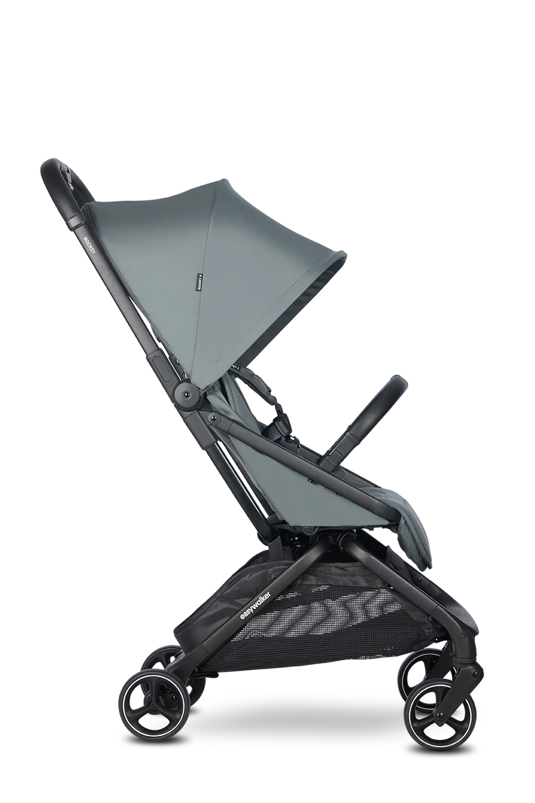 Perfil lateral do carrinho Easywalker Rockey S cinzento, aberto, com capota e cesto de arrumação.