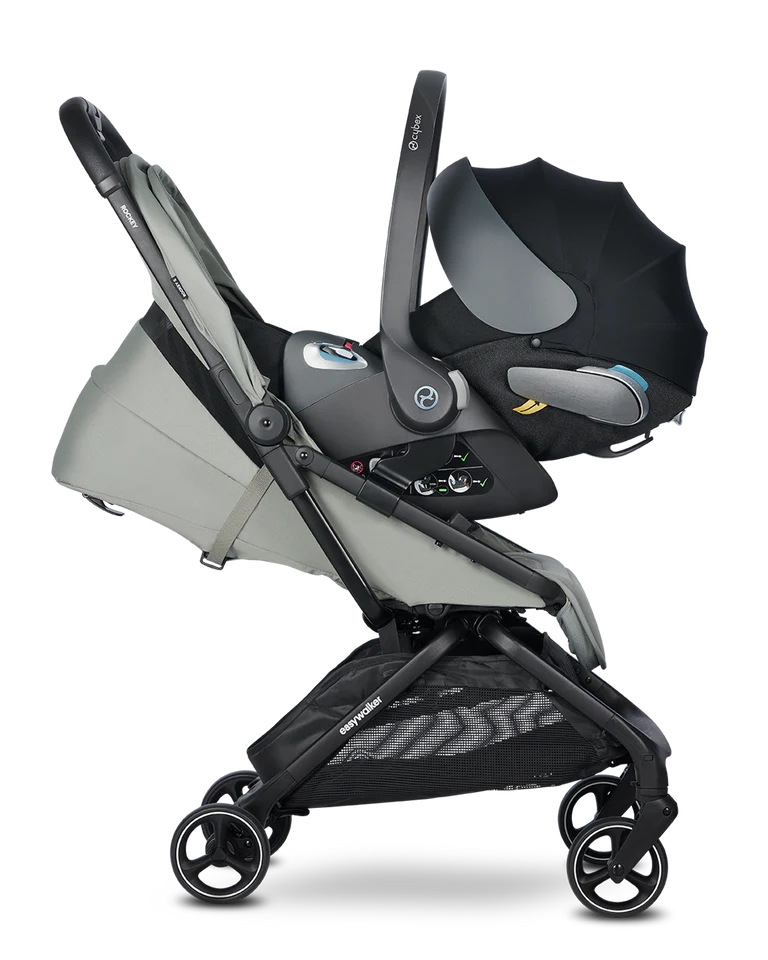 Carrinho Easywalker Rockey S cinzento com um adaptador instalado, segurando uma cadeira auto Cybex preta, demonstrando o sistema de viagem completo.