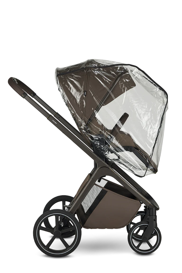 Detalhe da capa de chuva Easywalker Zoey transparente instalada no carrinho, focando na visibilidade e no ajuste perfeito ao assento.