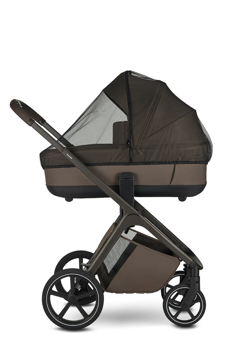 Rede mosquiteira Easywalker Zoey instalada na alcofa do carrinho, vista lateral, protegendo o bebé de insetos. Cor castanha escura.