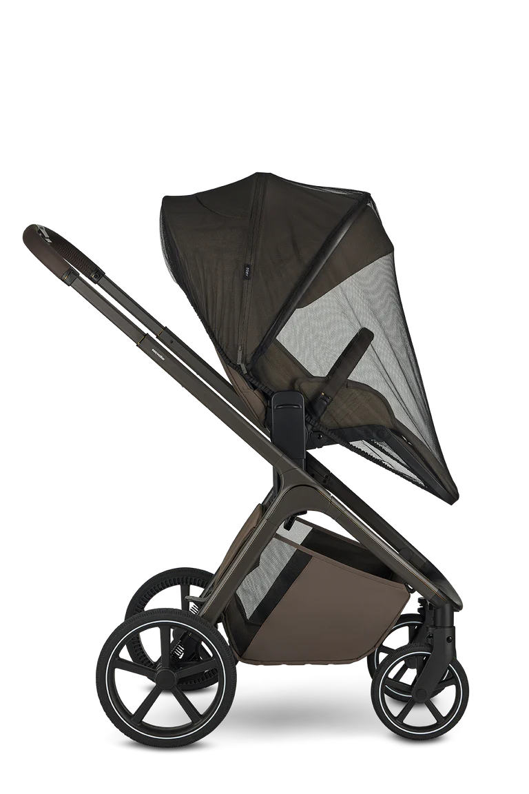 Detalhe da rede mosquiteira Easywalker Zoey instalada no assento de passeio do carrinho, mostrando a malha fina e o ajuste seguro.