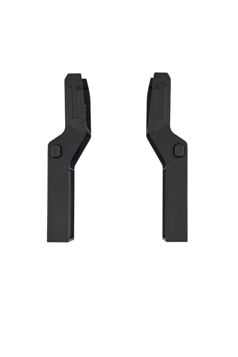 Par de adaptadores pretos para cadeira auto Easywalker Zoey, vistos de frente, destacando o mecanismo de encaixe.