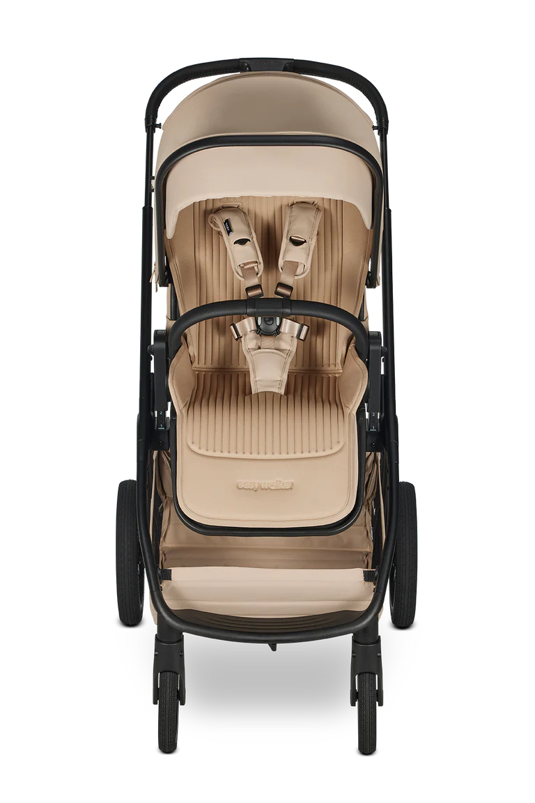Vista superior do assento de passeio do carrinho Easywalker Zoey bege, mostrando o cinto de segurança de 5 pontos e o acolchoado canelado.