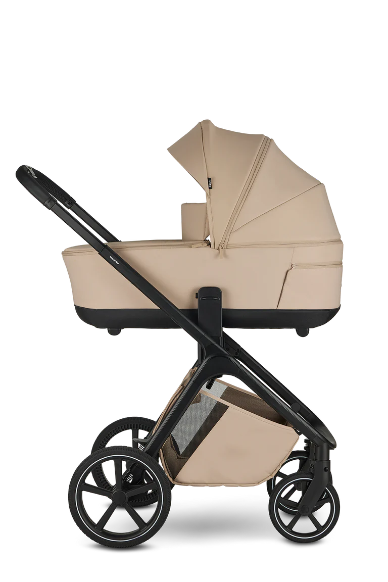 Vista lateral do carrinho Easywalker Zoey com a alcofa instalada, destacando as rodas grandes e o chassis preto.