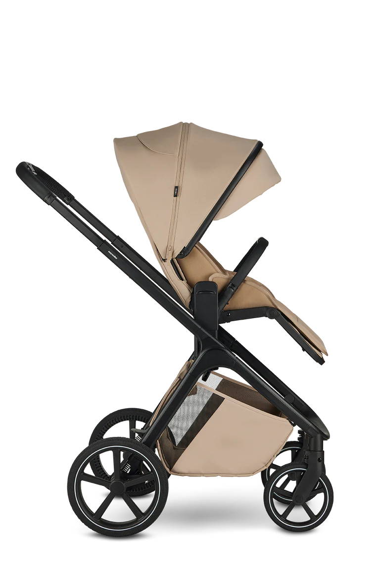 Vista lateral do carrinho Easywalker Zoey com o assento de passeio reclinado, mostrando o ajuste do encosto e a suspensão.