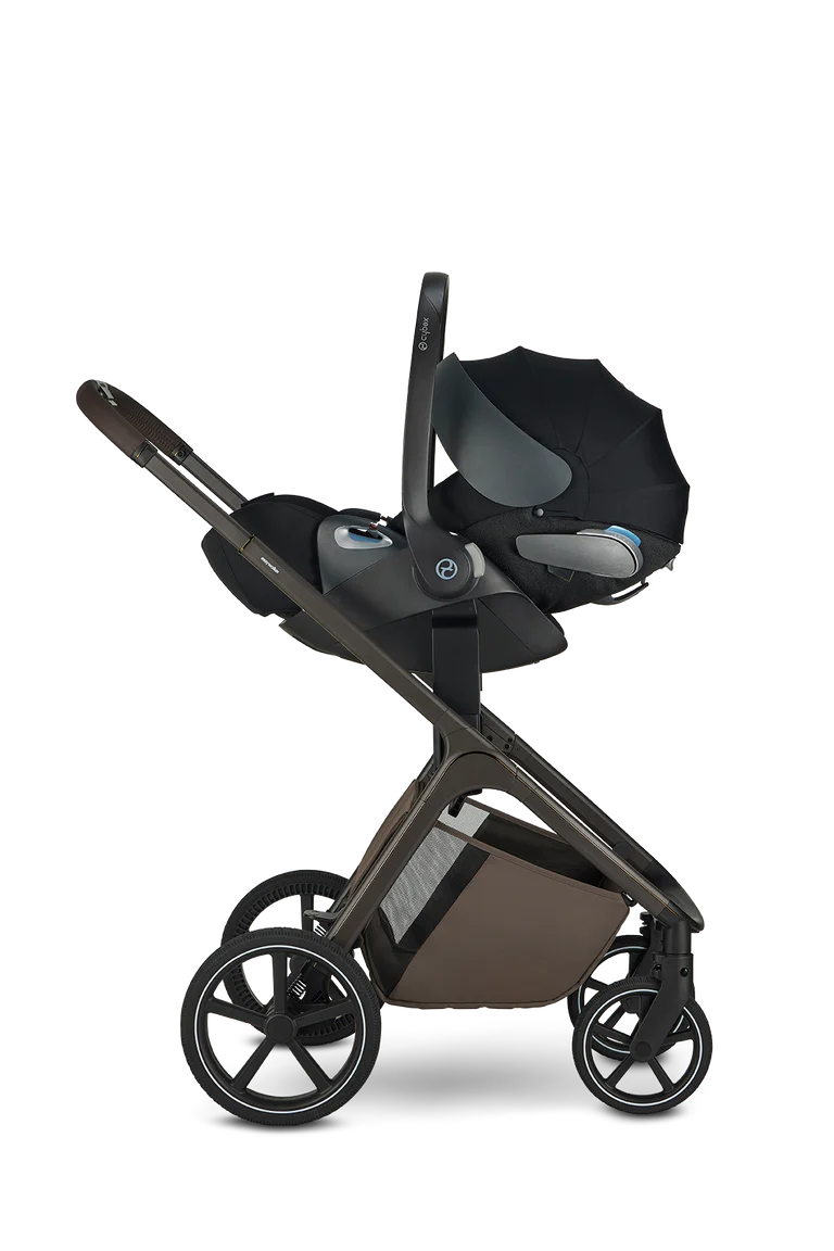 Carrinho Easywalker Zoey com cadeira auto Cybex acoplada através dos adaptadores, demonstrando o sistema de viagem completo.
