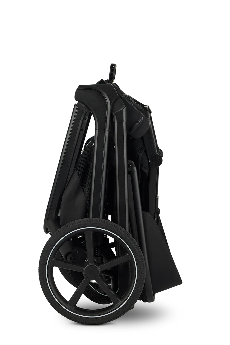 Carrinho Easywalker Zoey dobrado verticalmente, destacando o mecanismo compacto e a roda traseira grande com aro branco.