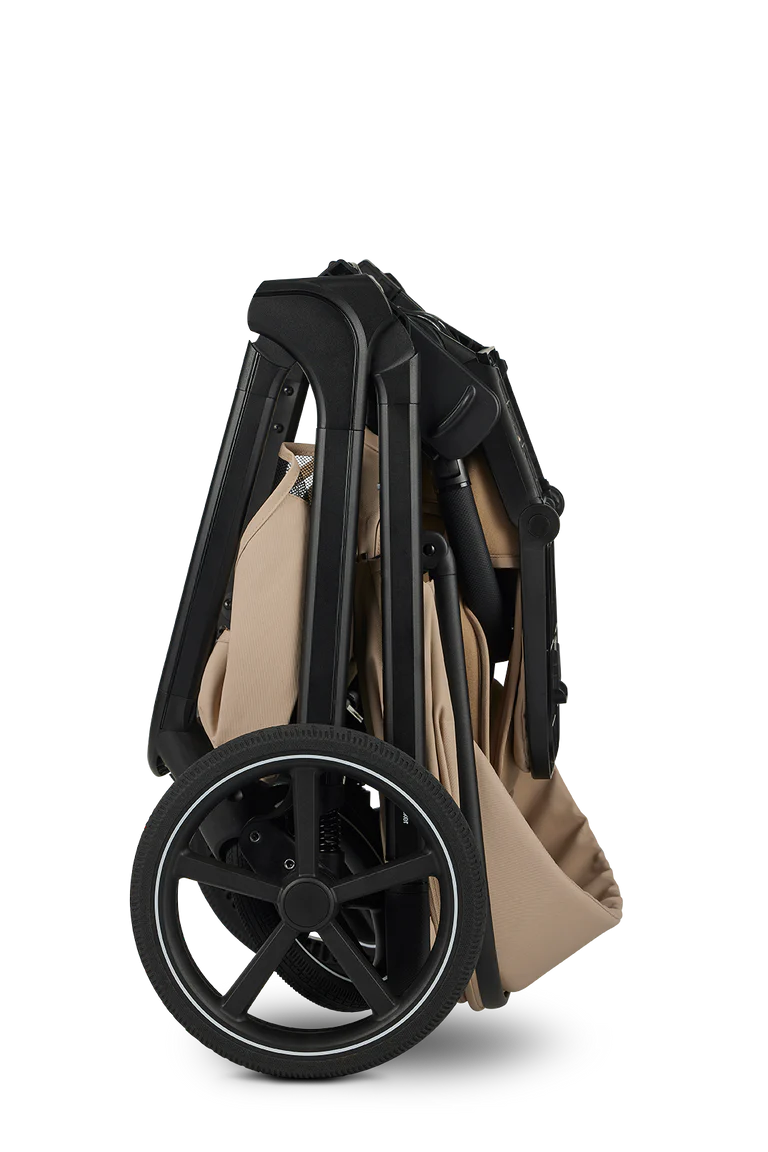 Carrinho Easywalker Zoey dobrado de lado, evidenciando o seu design compacto para arrumação e transporte.