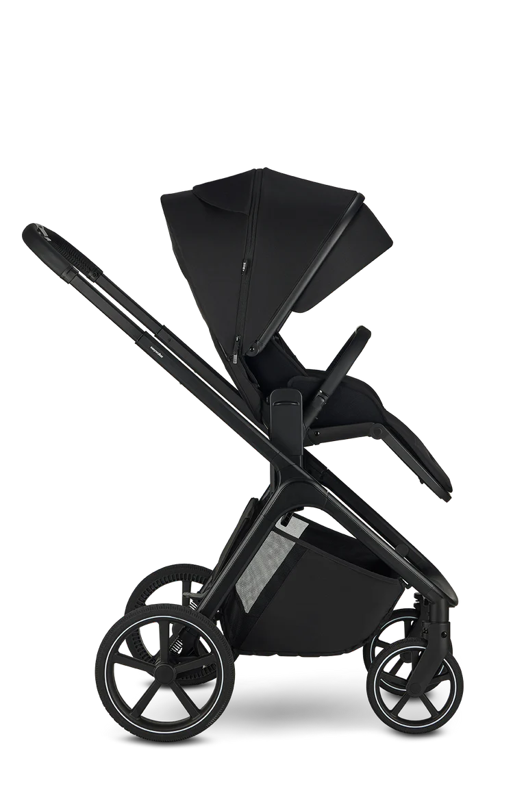 Vista lateral do carrinho Easywalker Zoey com assento em posição intermédia, mostrando a capota extensível e o cesto de arrumação inferior.