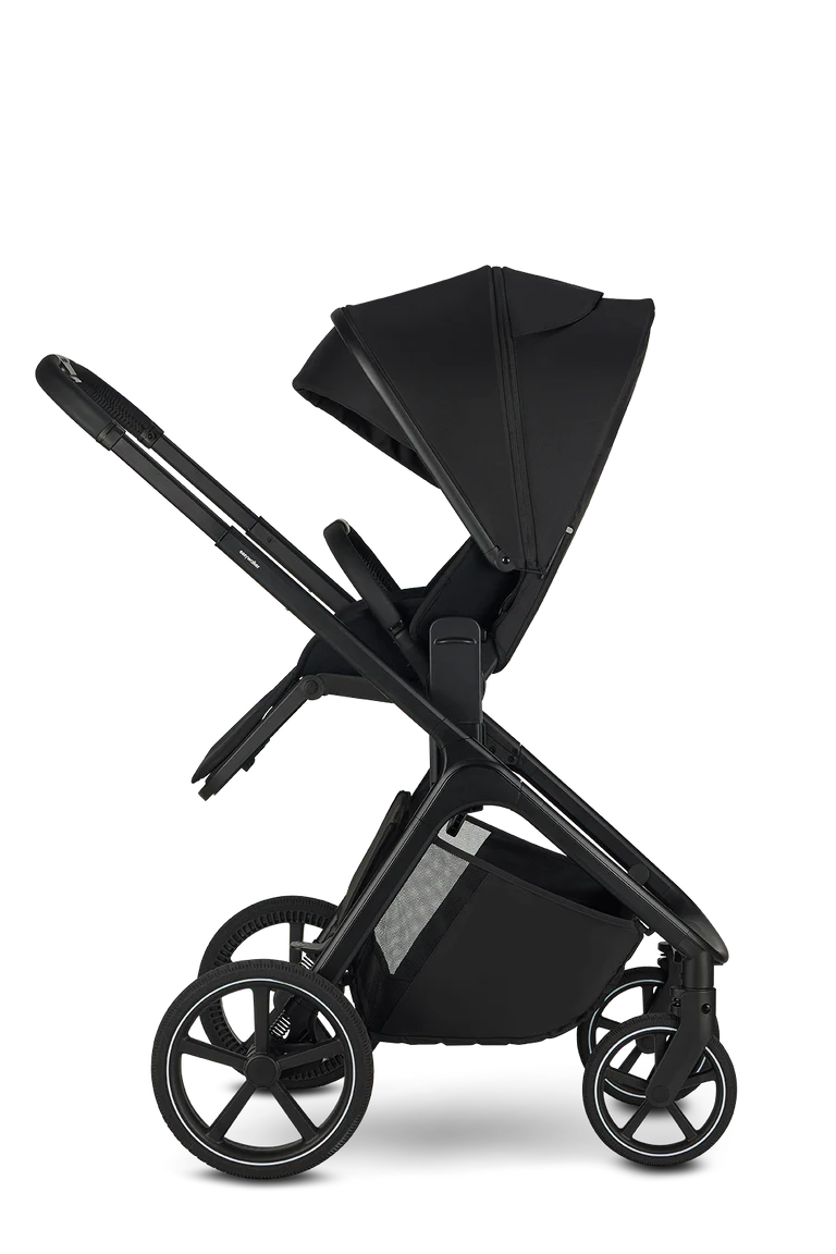 Vista lateral do carrinho Easywalker Zoey com assento reclinado, destacando o chassis moderno, guiador ajustável e suspensão das rodas.