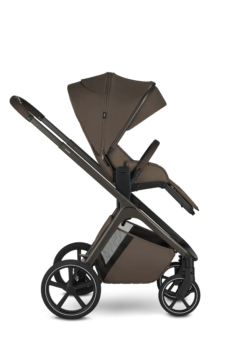 Carrinho Easywalker Zoey em castanho escuro, com assento de passeio reclinado, evidenciando o cesto de arrumação grande e o guiador ajustável. Fundo branco.