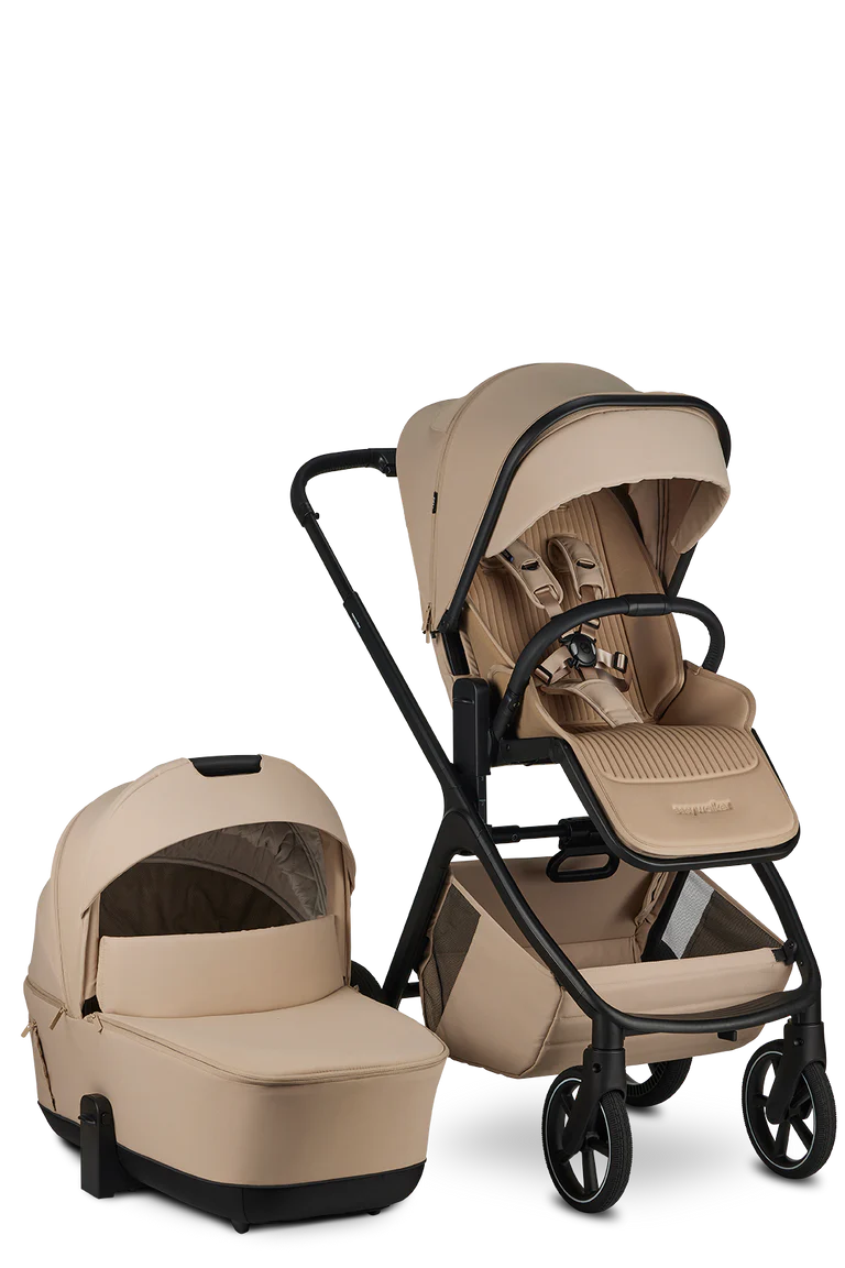 Carrinho Easywalker Zoey bege com assento de passeio e alcofa separada, mostrando o conjunto evolutivo completo.