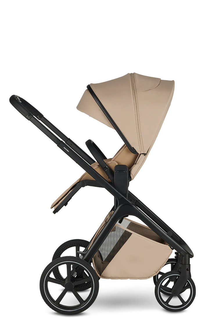 Carrinho urbano Easywalker Zoey de cor bege claro, visto de perfil, com assento reclinado e capota estendida. Fundo preto.