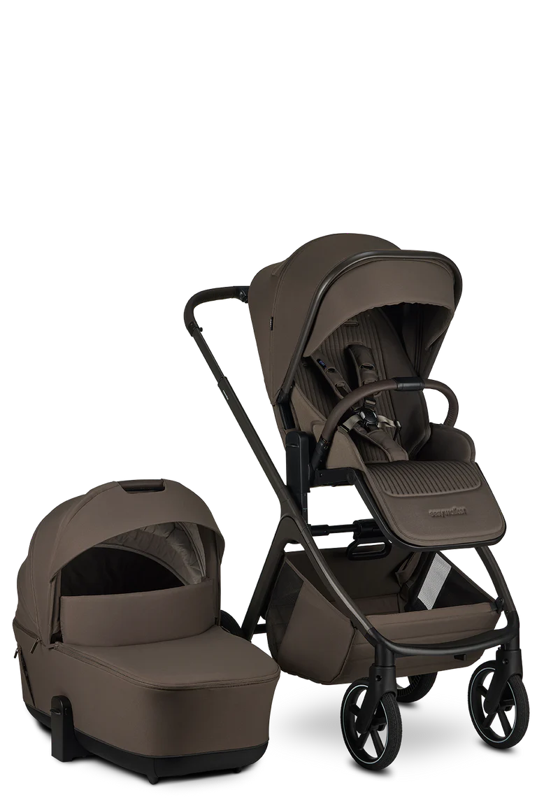 Conjunto completo Easywalker Zoey em castanho escuro, mostrando o chassis com assento de passeio e a alcofa separada, ideal para recém-nascidos. Fundo branco.