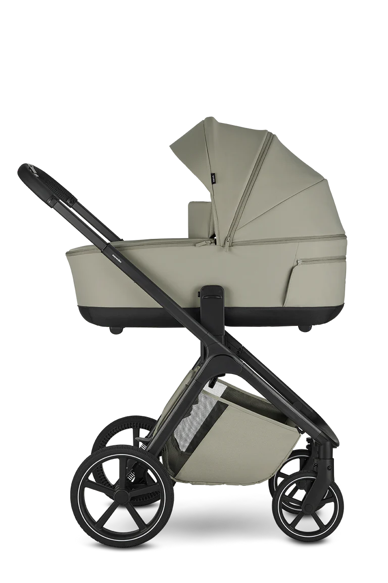 Vista lateral do carrinho Easywalker Zoey equipado com a alcofa, destacando o design moderno, rodas e cesto de arrumação.