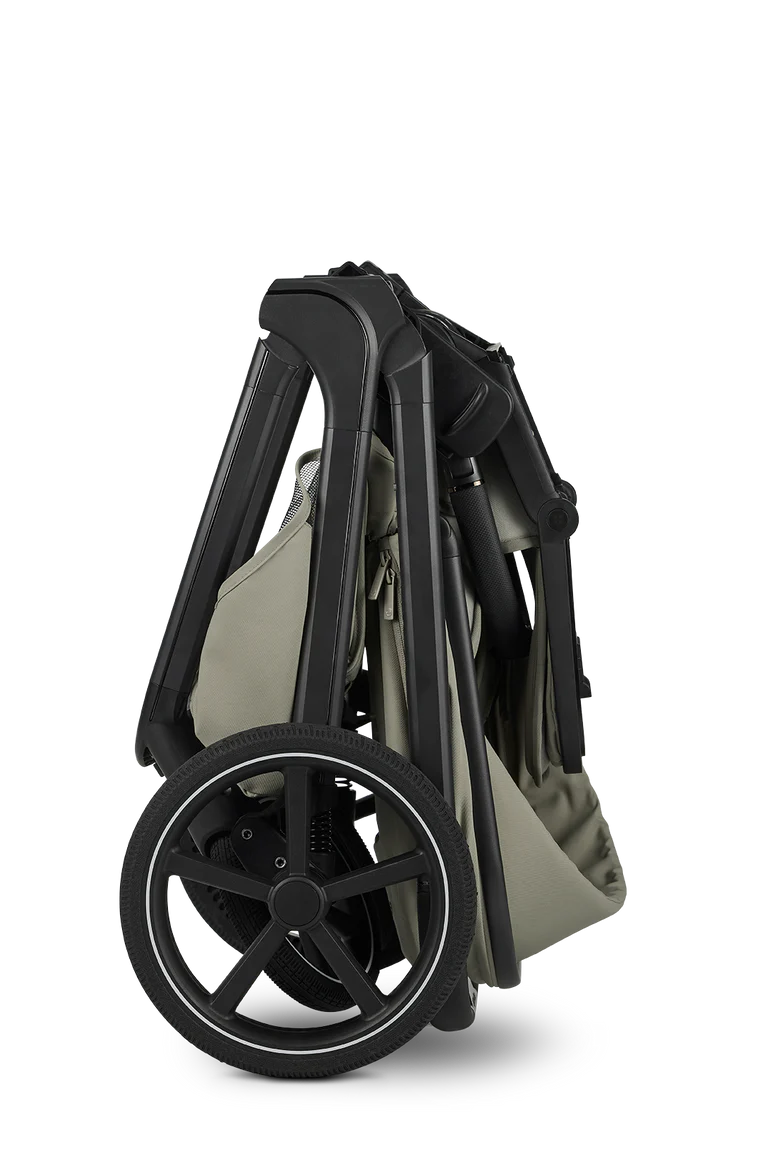 O carrinho Easywalker Zoey dobrado verticalmente, mostrando a facilidade de arrumação e o design compacto com roda grande em destaque.