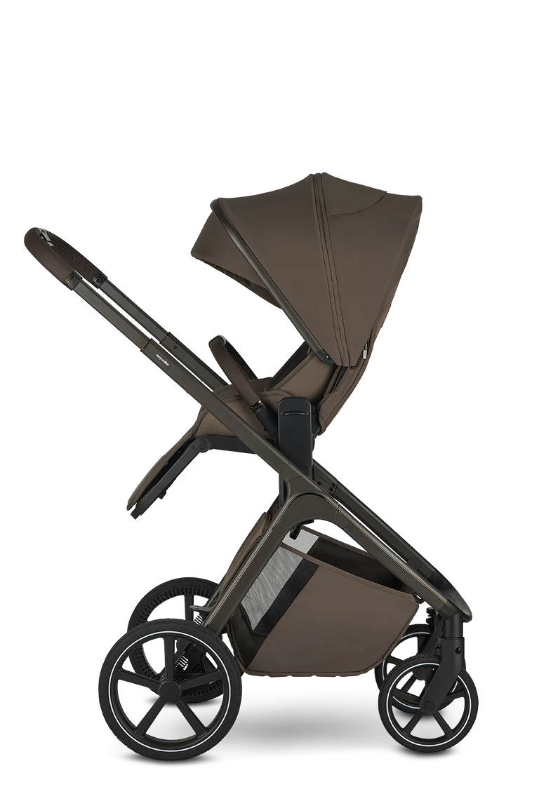 Vista lateral do carrinho Easywalker Zoey em castanho-escuro, mostrando o assento ajustável, capota extensível e rodas grandes com suspensão.
