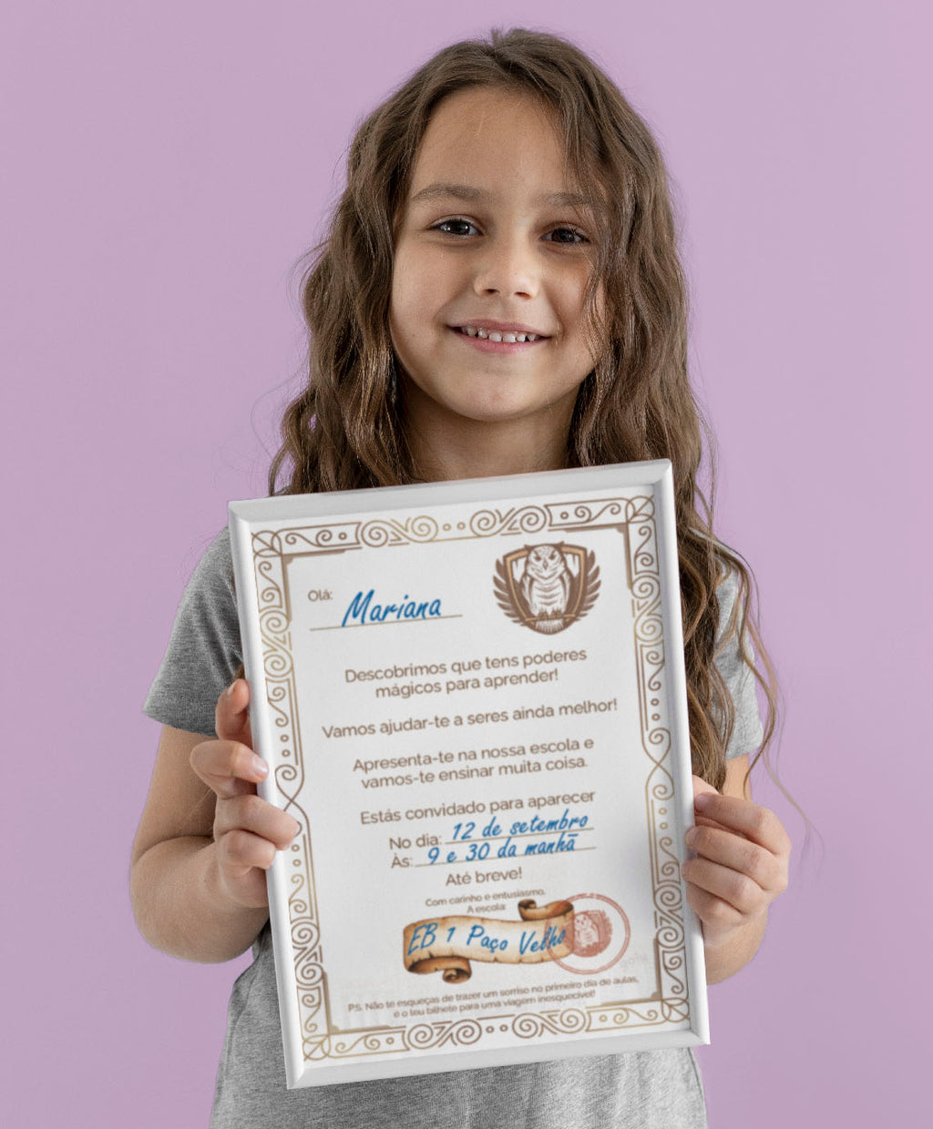 Menina sorridente a segurar um convite mágico personalizável para o regresso às aulas, com o nome "Mariana" e detalhes da escola.