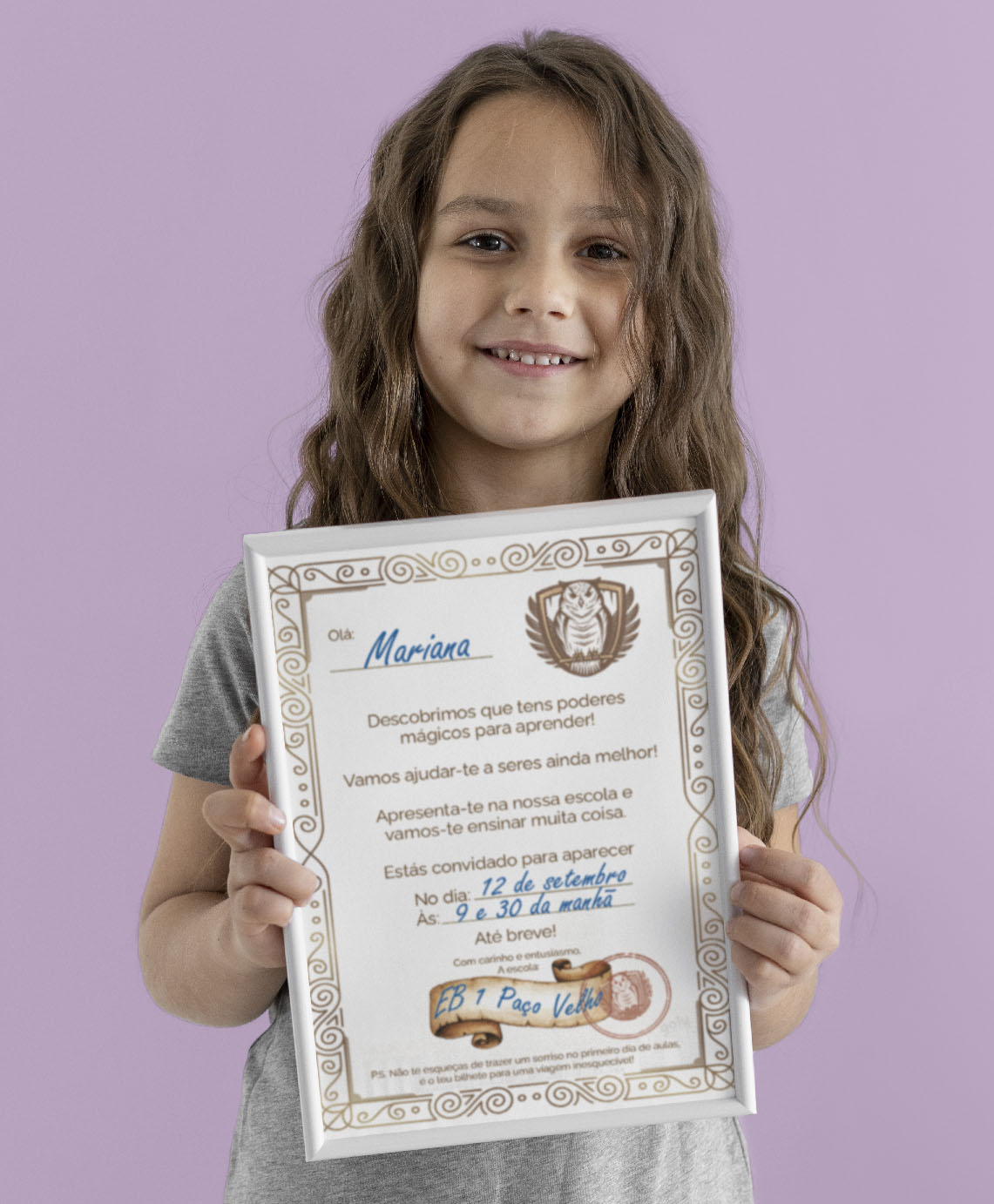 Menina sorridente a segurar um convite mágico personalizável para o regresso às aulas, com o nome "Mariana" e detalhes da escola.