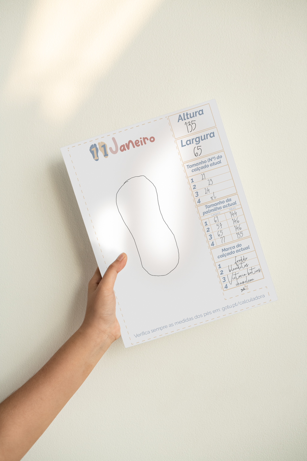 Mão a segurar a ficha de medição de pés do dia 11 de Janeiro, mostrando campos para altura, largura e registo de calçado respeitador.