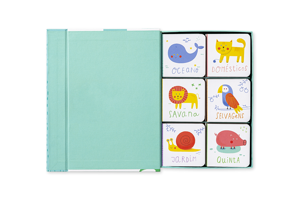 Interior da Caixa dos Tesouros Animais aberta revelando seis mini livros cartonados temáticos.