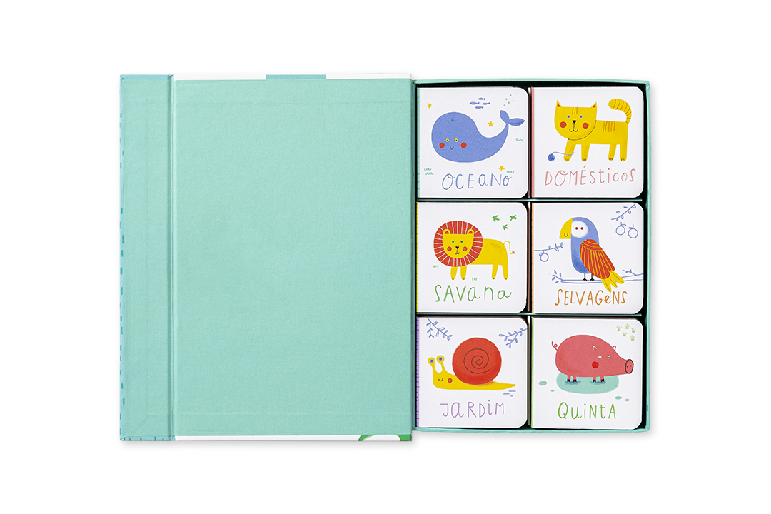 Interior da Caixa dos Tesouros Animais aberta revelando seis mini livros cartonados temáticos.