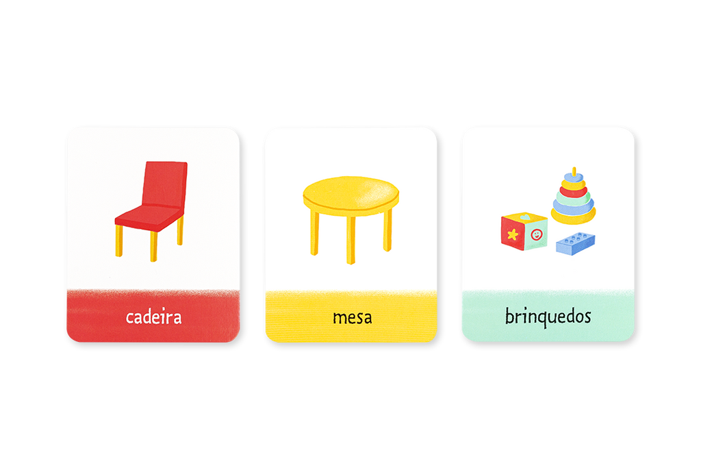 Três cartas dos Flashcards Casa com ilustrações de uma cadeira vermelha, mesa amarela e brinquedos.