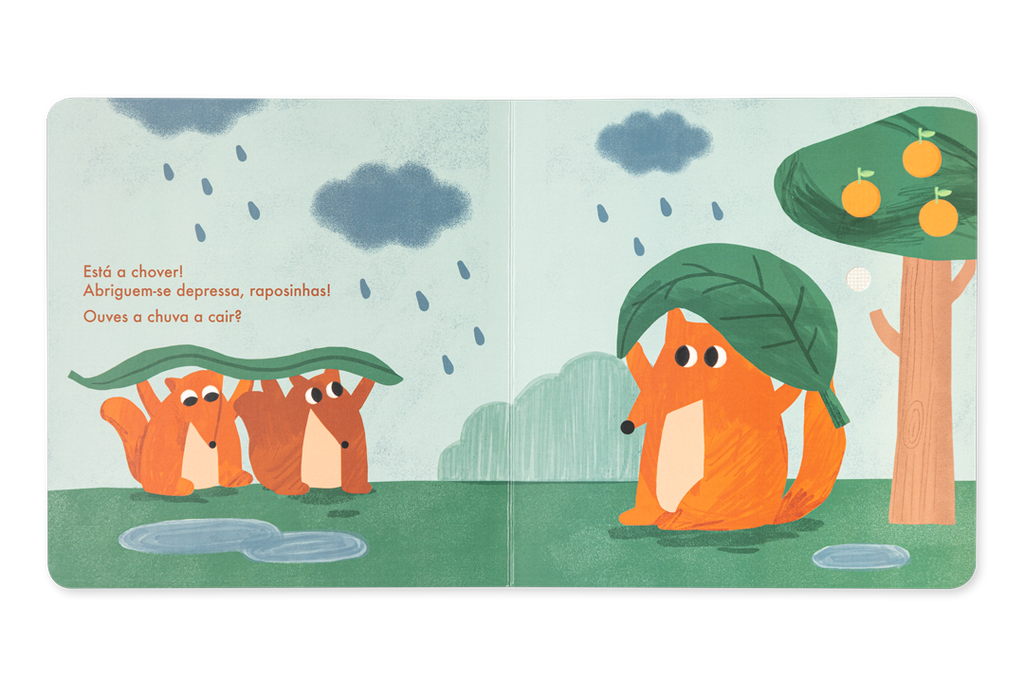 Ilustracao de raposas a abrigarem-se da chuva com folhas no livro sonoro Natureza.