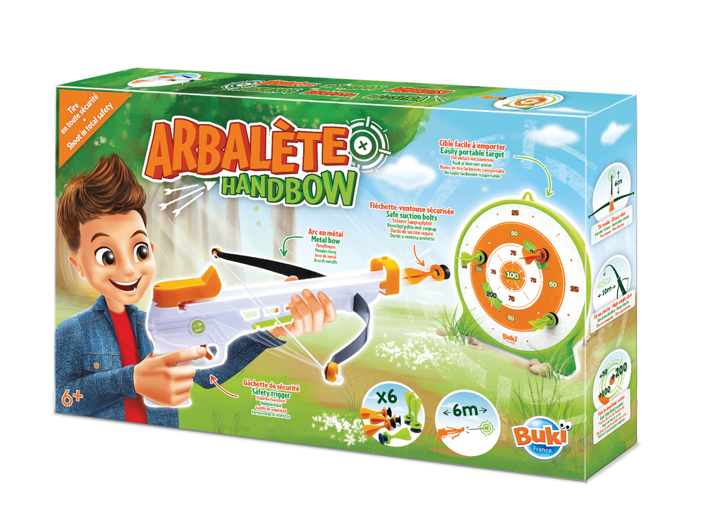 Embalagem da arbalete infantil Buki Handbow com um rapaz a segurá-la, mostrando o alvo e as 6 flechas de ventosa, com indicação de 6m de alcance e idade 6+.
