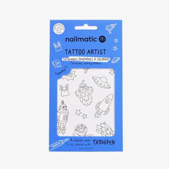 Embalagem azul do Nailmatic Tattoo Artist com desenhos de temática espacial, incluindo foguetões e extraterrestres.