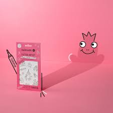 Embalagem rosa do Nailmatic Tattoo Artist em cenário rosa com uma sombra de um personagem com coroa.