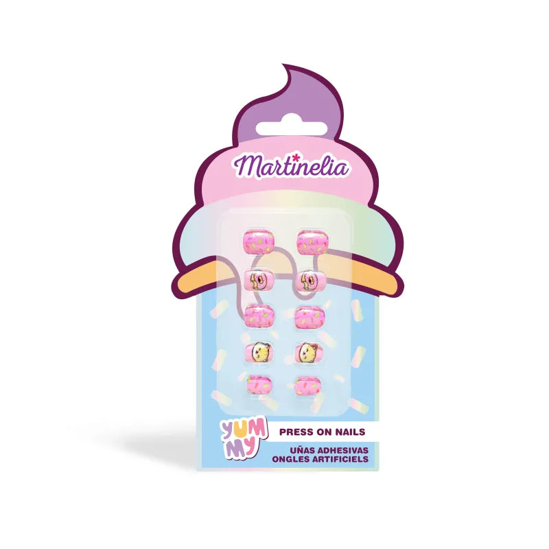Embalagem de unhas postiças adesivas Martinelia 'Yum My' com um design temático de gelado/sobremesa e unhas decoradas com motivos doces.