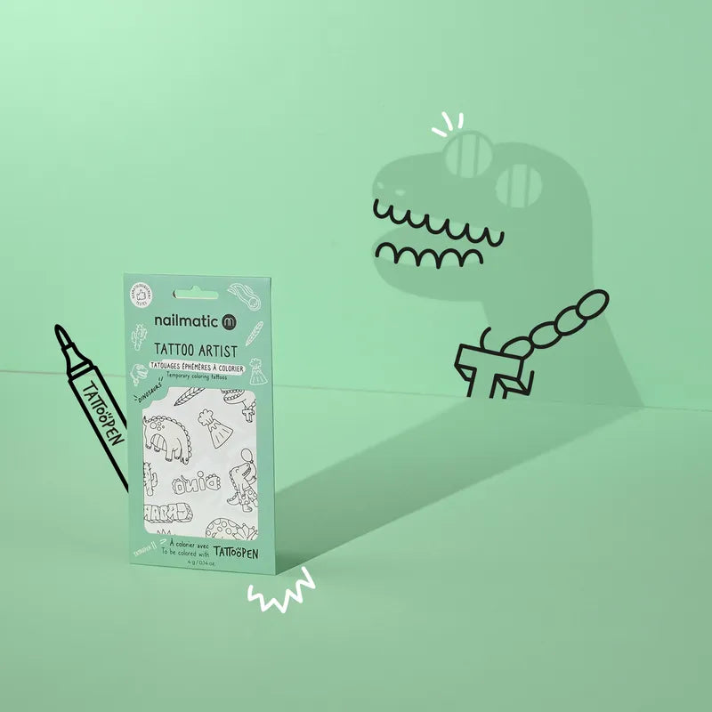 Embalagem verde-água do Nailmatic Tattoo Artist com desenhos de dinossauros, ao lado de uma sombra de um T-Rex.