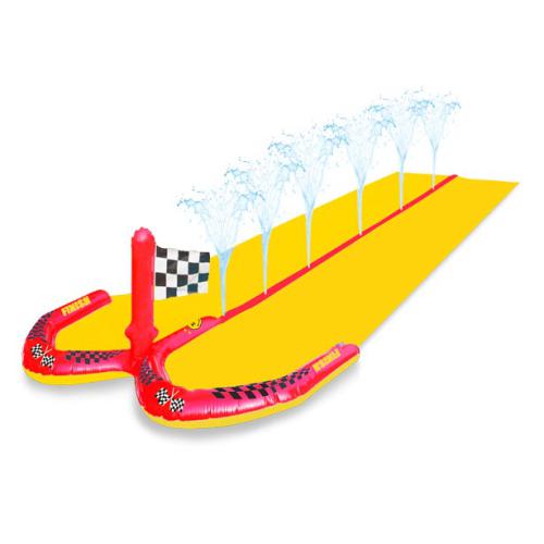Escorrega duplo de água insuflável com aspersores, design de pista de corrida, cores amarelo e vermelho, ideal para crianças e adultos, diversão aquática refrescante.