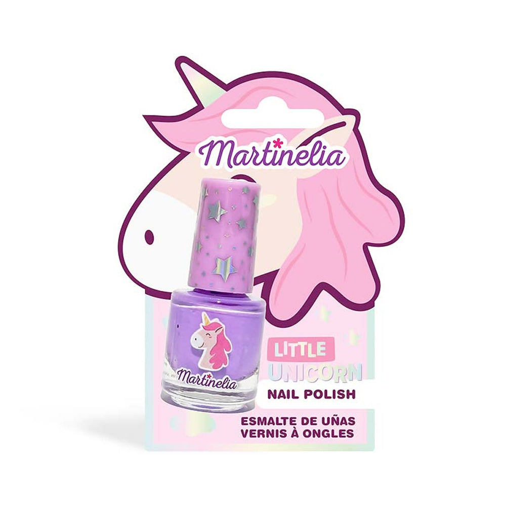 Detalhe do esmalte de unhas Martinelia da coleção Little Unicorn, roxo com estrelas na tampa, embalado em cartão com a forma de um unicórnio rosa.