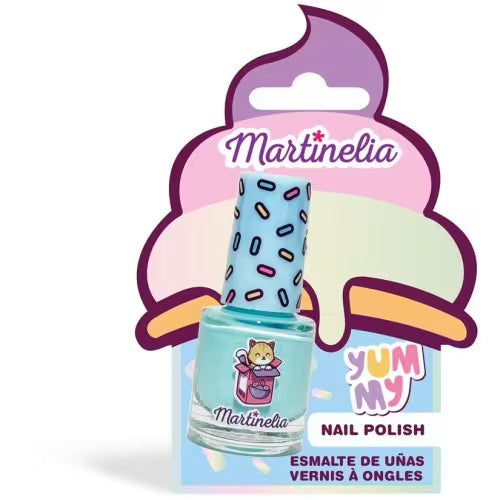 Detalhe do esmalte de unhas Martinelia da coleção Yummy, azul claro com confetes na tampa, embalado em cartão com a forma de um gelado.