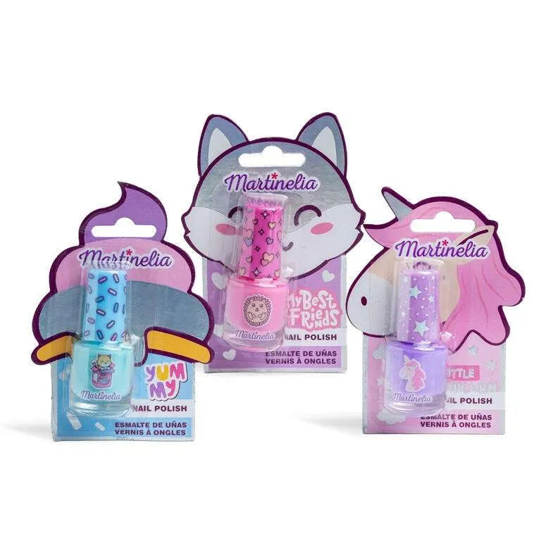 Três frascos de esmalte de unhas Martinelia em embalagens temáticas de unicórnio, gelado e raposa/cão, com cores azul, rosa e roxo.