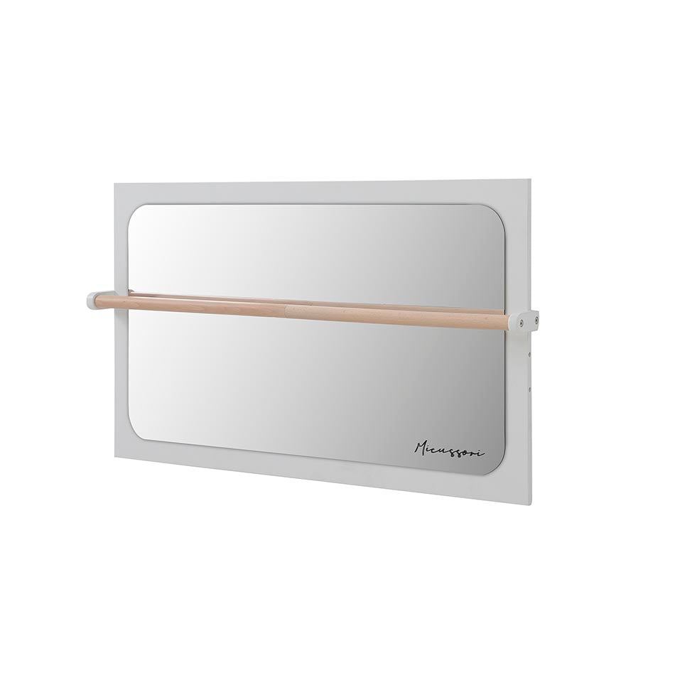 Espelho Montessori Micuna Micurssori em branco com barra de faia, destacando o design minimalista.