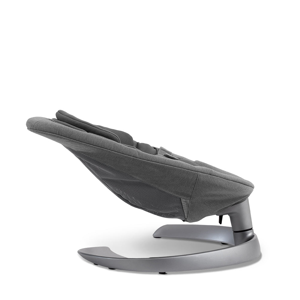 Detalhe do arnês de segurança de 3 pontos da espreguiçadeira Nuna Leaf Grow, com acolchoamento suave e tecido orgânico.