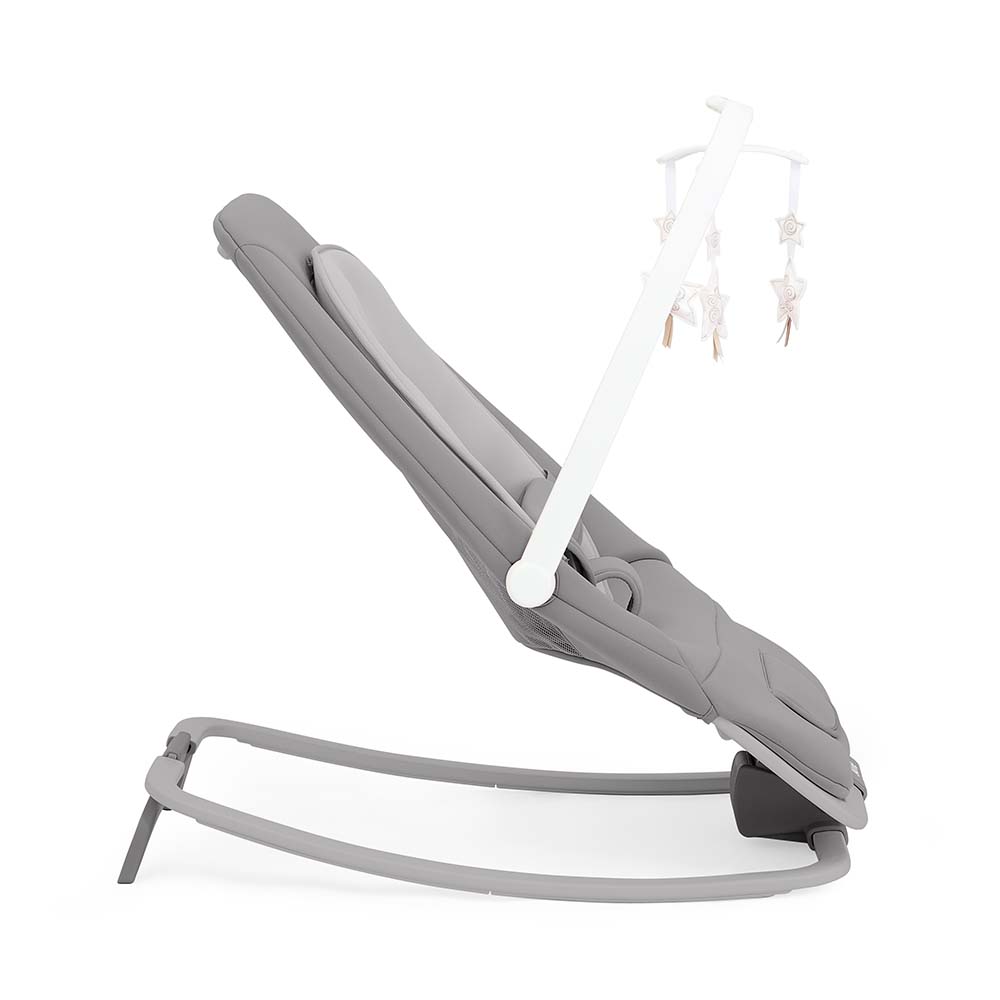 Espreguiçadeira Joie Dreamer com barra de atividades removível, apresentando dois brinquedos de peluche pendurados.