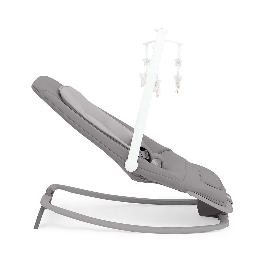 Bebé a dormir confortavelmente na espreguiçadeira Joie Dreamer, que está numa posição ligeiramente reclinada com o apoio de pés levantado.