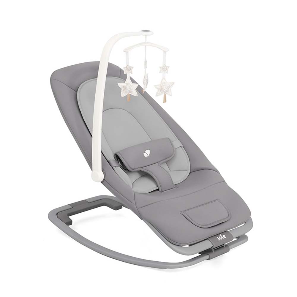 Espreguiçadeira balanço Joie Dreamer cinzenta, dobrada e compacta, ideal para arrumação fácil e transporte.