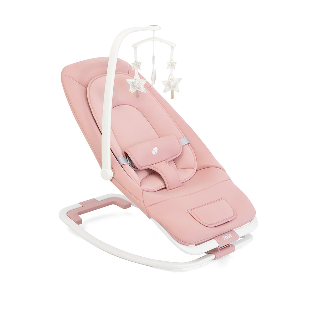 Close-up do forro interior suave e lavável da espreguiçadeira Joie Dreamer, destacando o conforto e o cinto de segurança de 3 pontos.