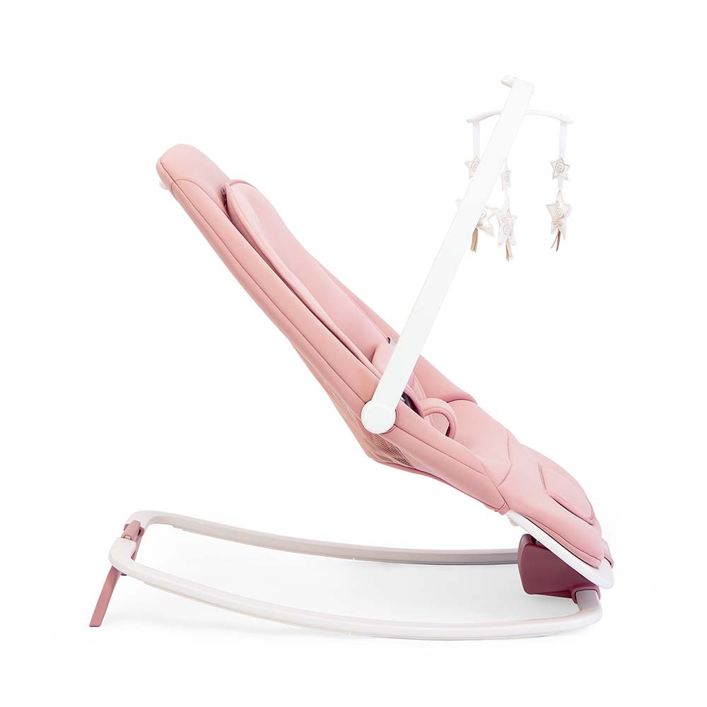 Close-up do mecanismo de balanço da espreguiçadeira Joie Dreamer, mostrando a base estável e o pé de travão ativado para modo estacionário.